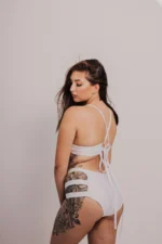 Białe bikini z wysokim stanem - obrazek 2