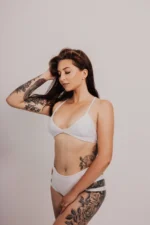 Białe bikini z wysokim stanem