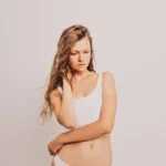 Sportowy strój dwuczęściowy biały